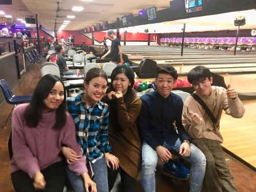 Naha Nikkei students enjoy a fun American pastime...bowling!